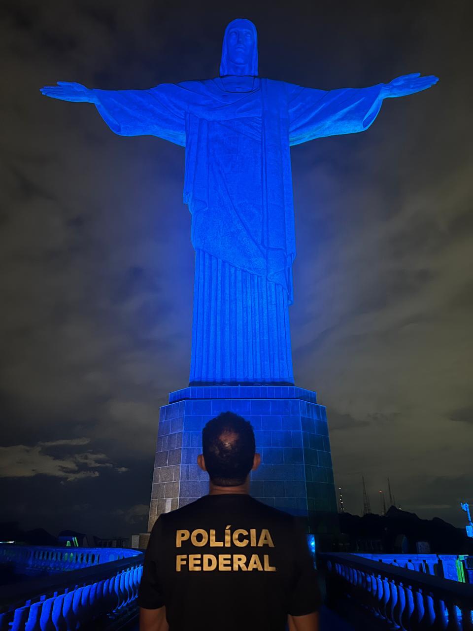 Iluminação em azul pela polícia militar