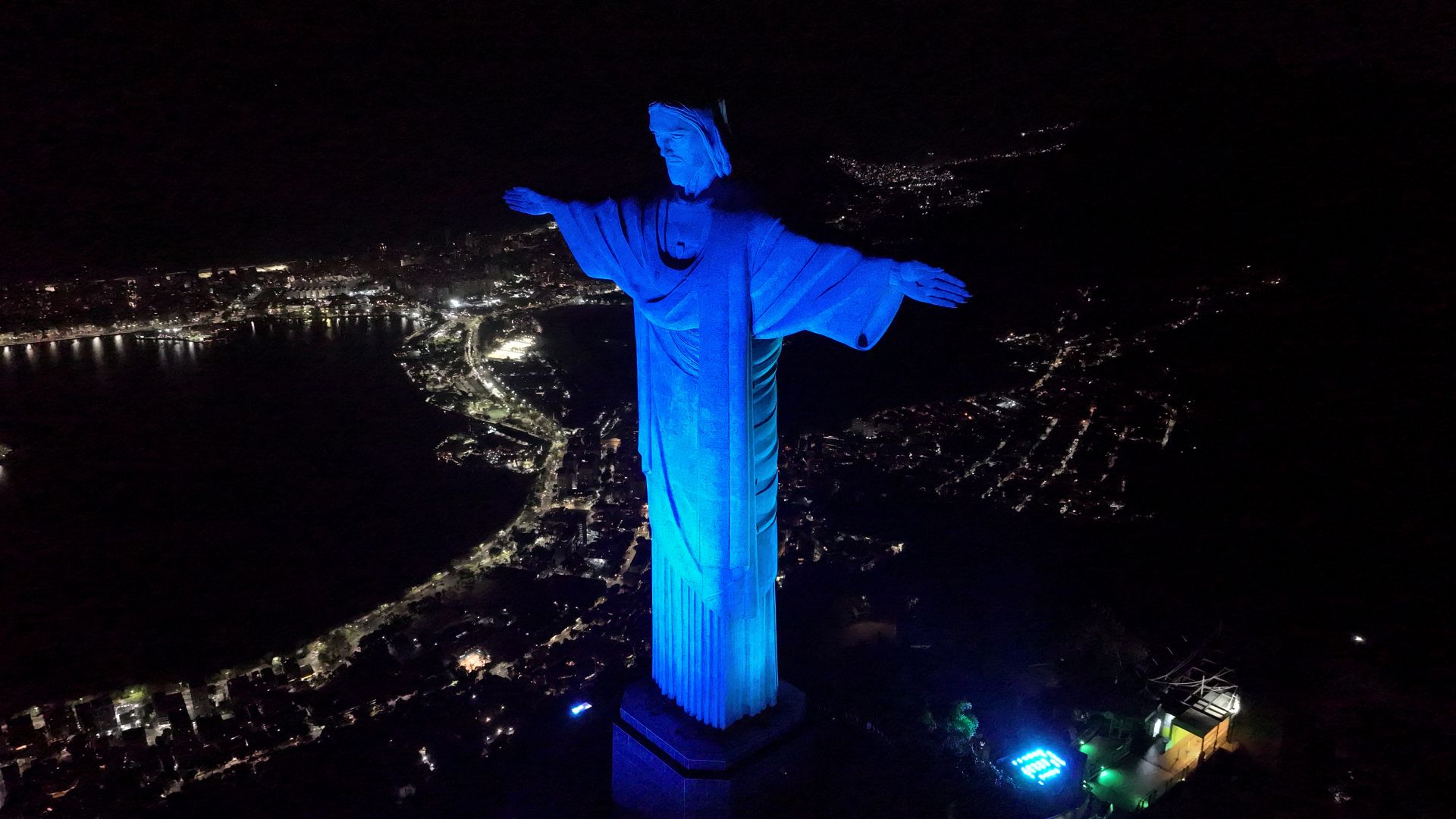 Cristo Redentor Iluminado em Azul