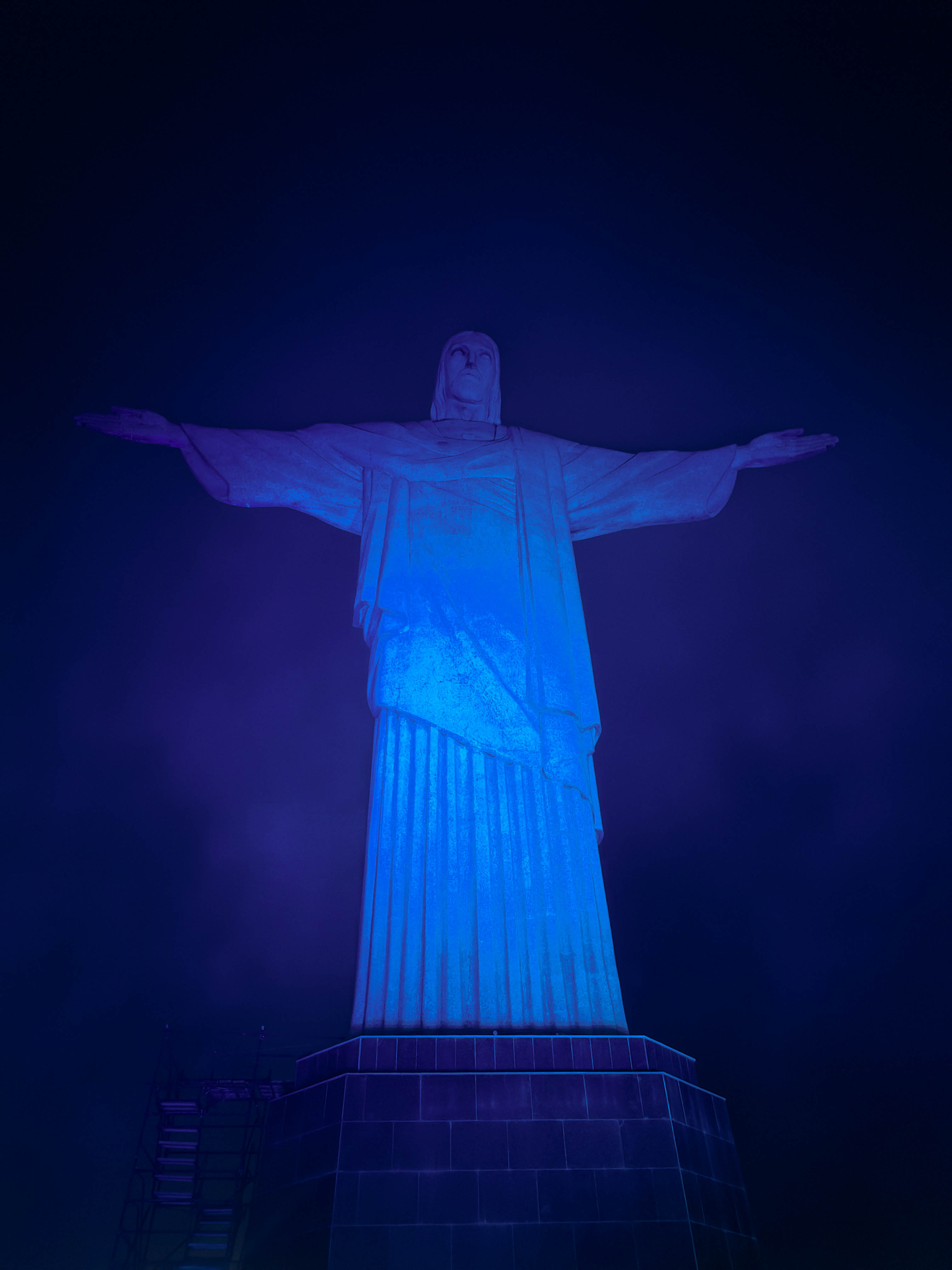 Cristo Redentor iluminado em azul