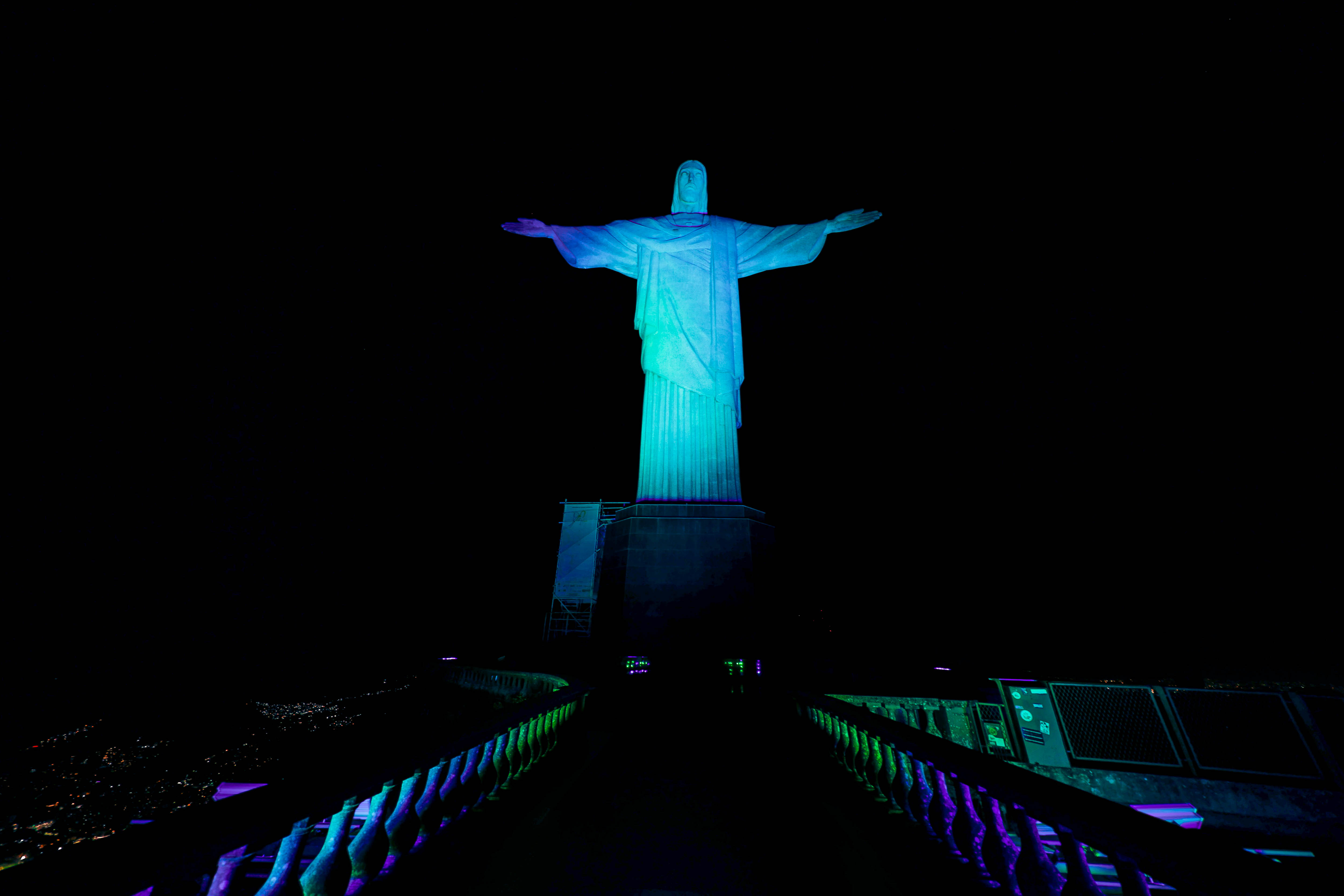 Cristo Redentor iluminado em azul turquesa