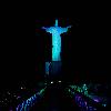 Cristo Redentor iluminado em azul turquesa