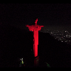 Cristo Redentor iluminado em vermelho